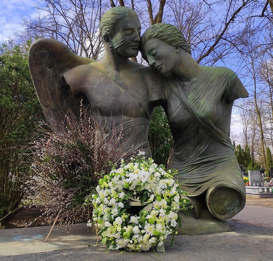 Rzeźba autorstwa Mitoraja na grobowcu Kulczyków, Poznań