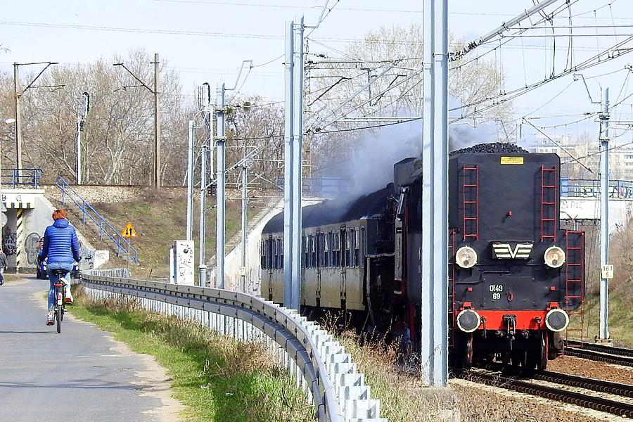 Bezkolizyjna mijanka rowerzystki z parowozem