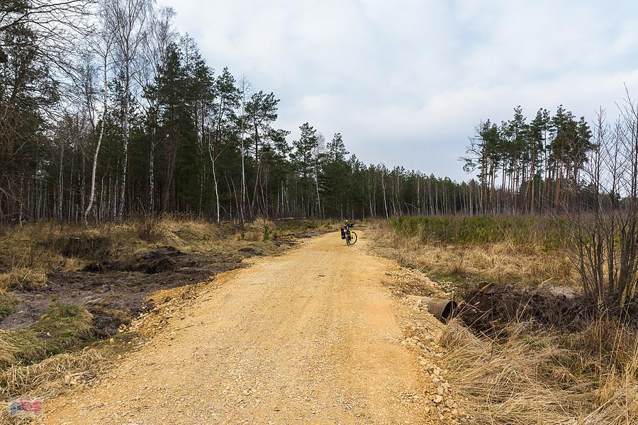 Droga z Poraja do Częstochowy na wysokości miejscowości Zawodzie i poprawiony przepust wodny - wkopana rura zamiast brodu