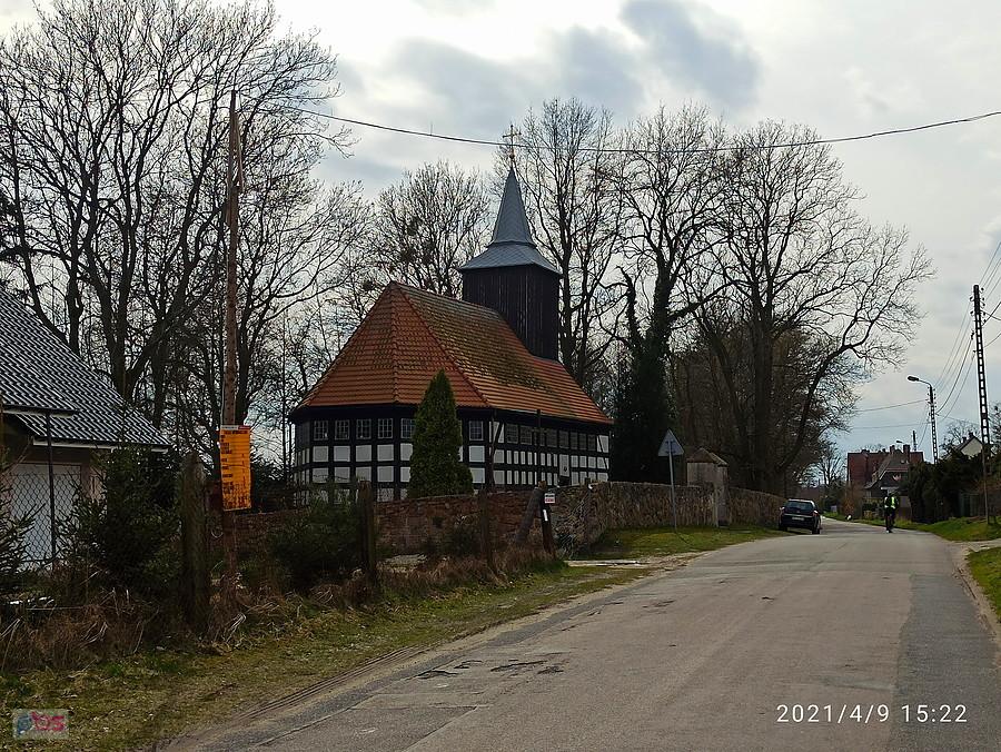 Kościółek z Tatyni stanowczo wolę takie, niż betonowe hangary.
