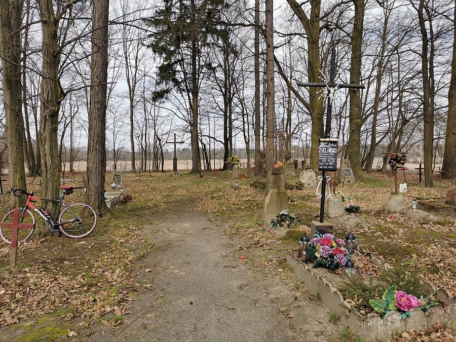 Przedwojenny cmentarzyk w Studzieńcu