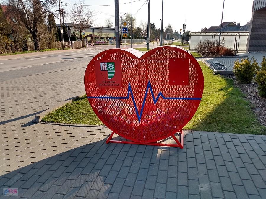 Do tego serduszka moja wnuczka wrzuca plastikowe nakrętki