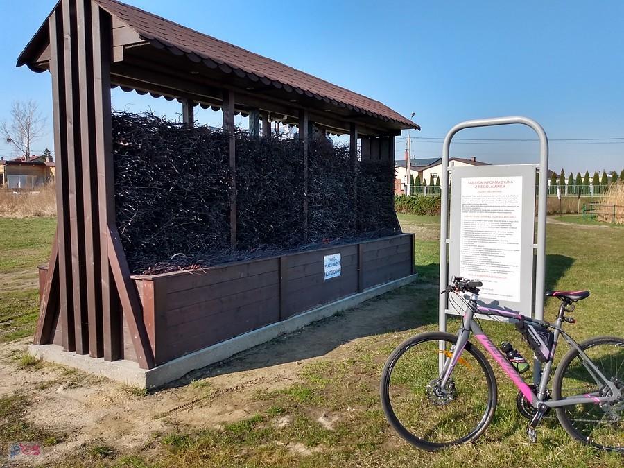 Tężnia solankowa w Borzęcinie, taka mini, ale jest. Ciekawe, skąd biorą solankę