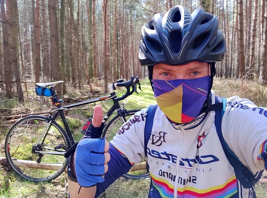 Właściwy rowerzysta we właściwym miejscu, na nie do końca odpowiednim rowerze