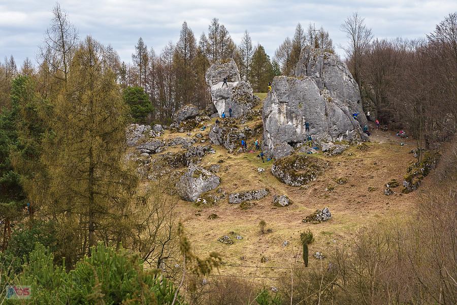 Skały w Trzebniowie - w weekend jak widać mocno oblegane