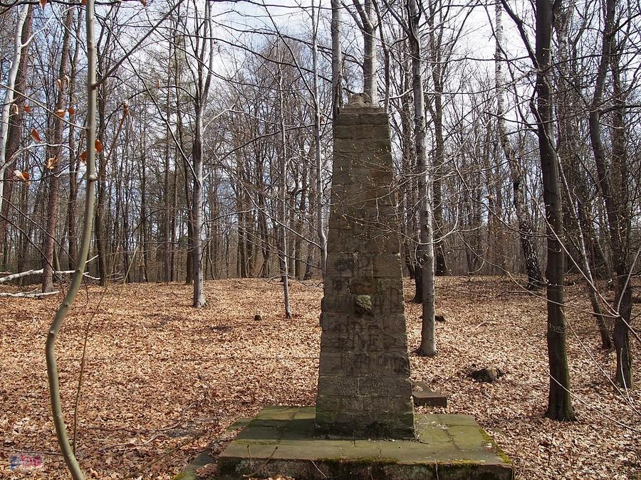 Obelisk, prawdopodobnie na mogile żołnierzy niemieckich z II wojny
