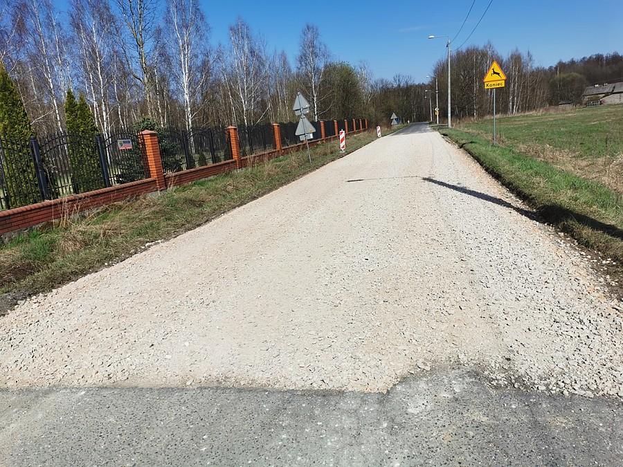 Droga asfaltowo - tłuczniowa w Nowych Budach