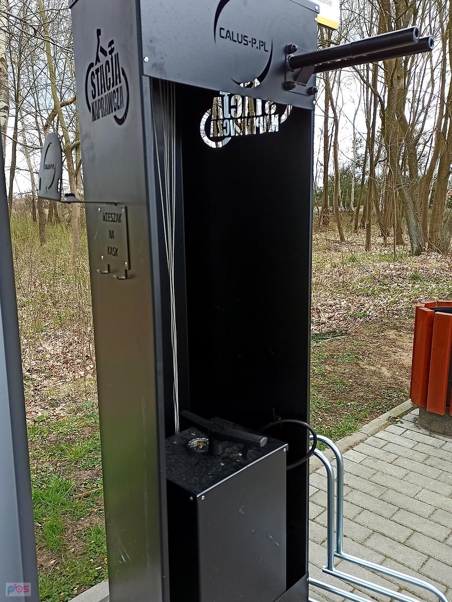 Łęgi i bogata w narzędzia rowerowe stacja naprawcza.