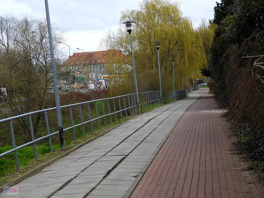 Wzdłuż ulicy Europejskiej.