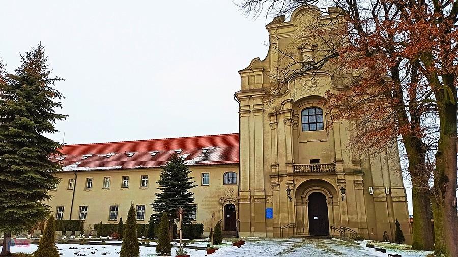 Klasztor i kościół franciszkanów w Osiecznej