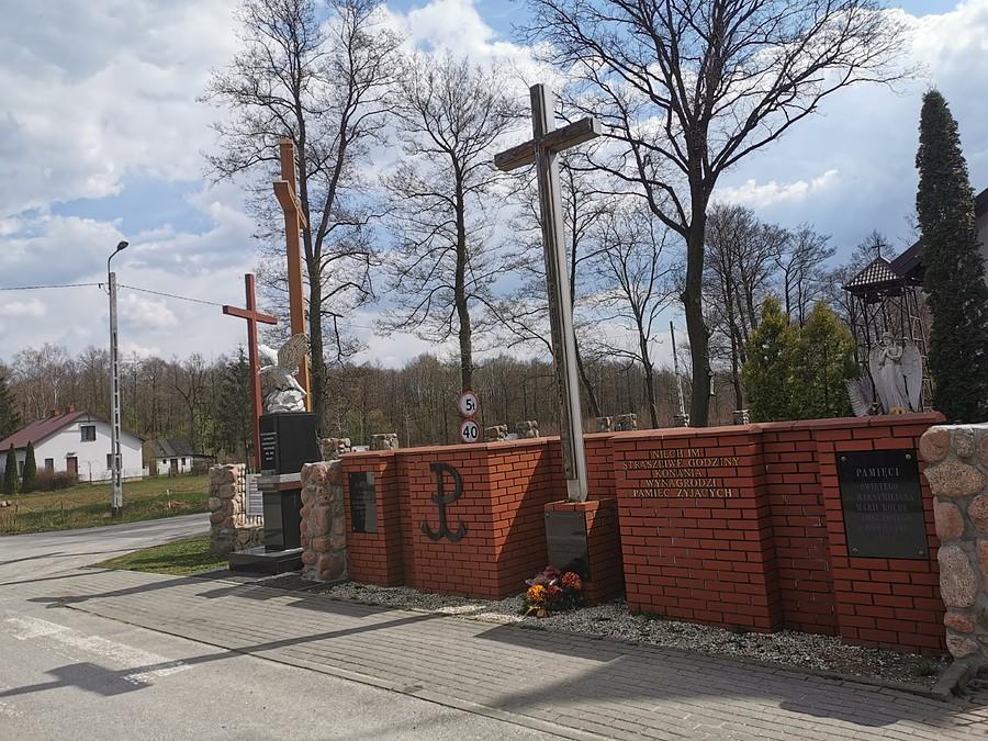 Niech im straszliwe godziny konania wynagrodzi pamięć żyjących