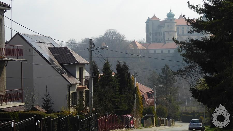 zamek wiśnicki góruje nad miastem