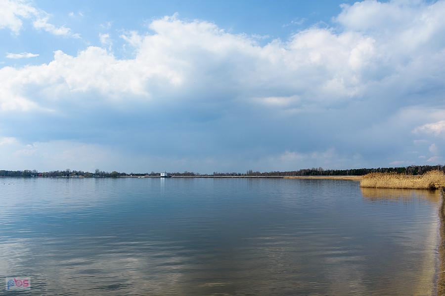 Zbiornik wodny w Poraju i widok na północ ze wschodniego brzegu