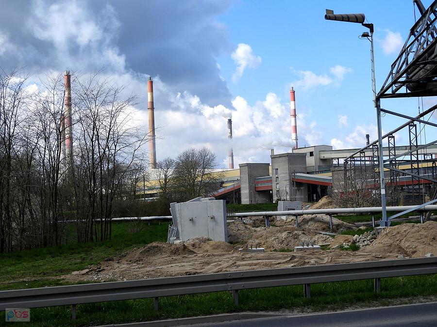 Stały widok - dymiące kominy Kombinatu Azoty.