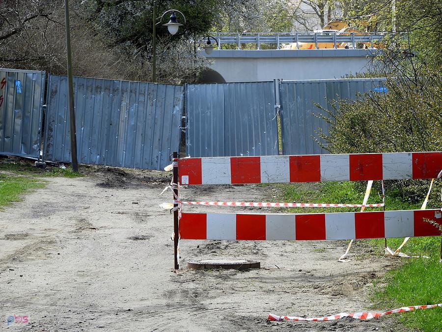 Zapory na ulicy Łękno od strony lasu.