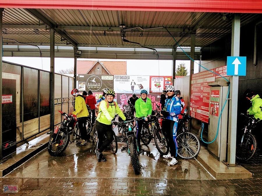 Grupa rowerzystów na postoju pod zadaszeniem