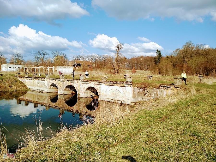 Stary kamienny most nad rzeką