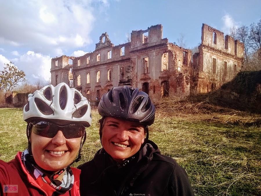 Dwóch rowerzystów na tle ruin