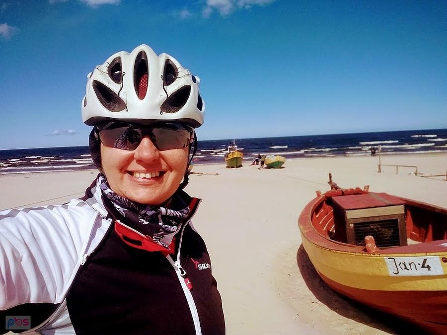 Selfie na plaży z kaskiem rowerowym