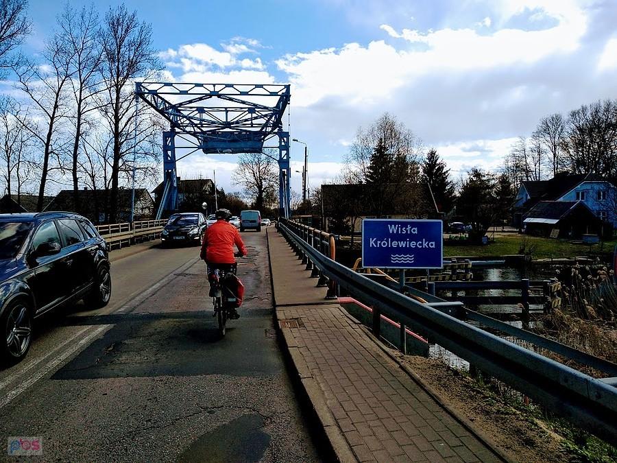 Rowerzysta na niebieskim moście
