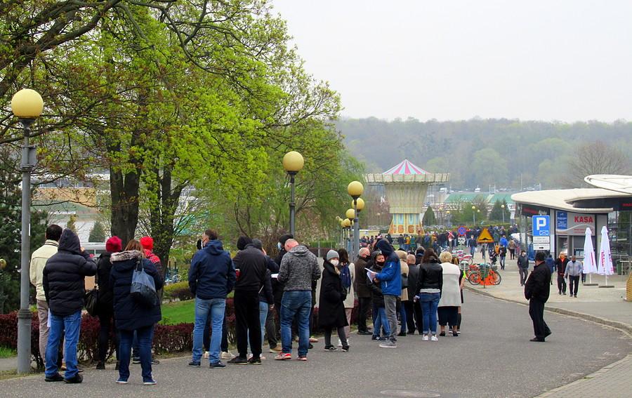 Tył kolejki na szczepienia na poznańskiej Malcie