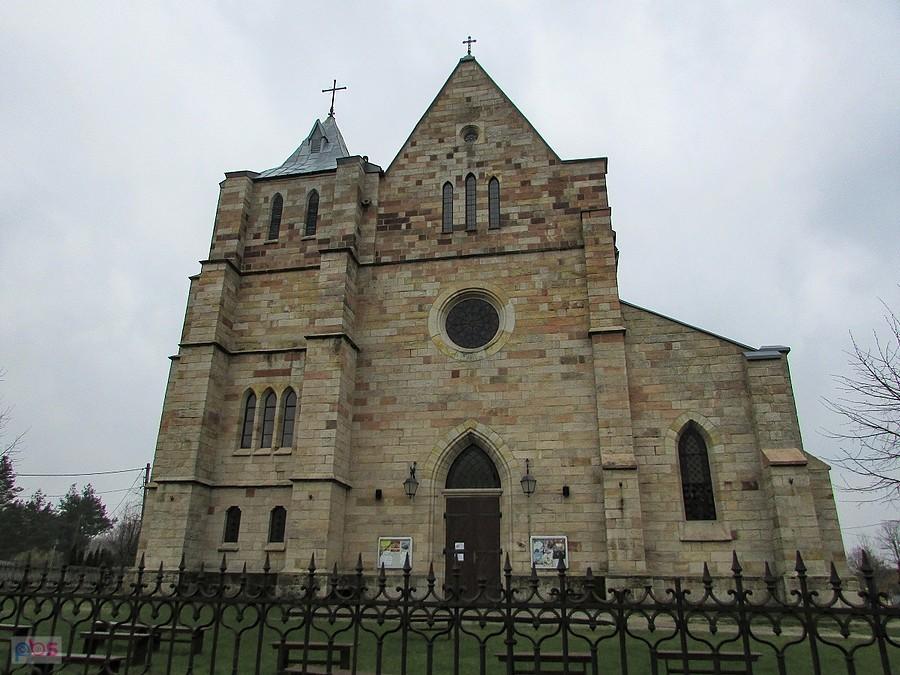 Monumentalna kamienna fasada kościół św. Ludwika w Bliżynie