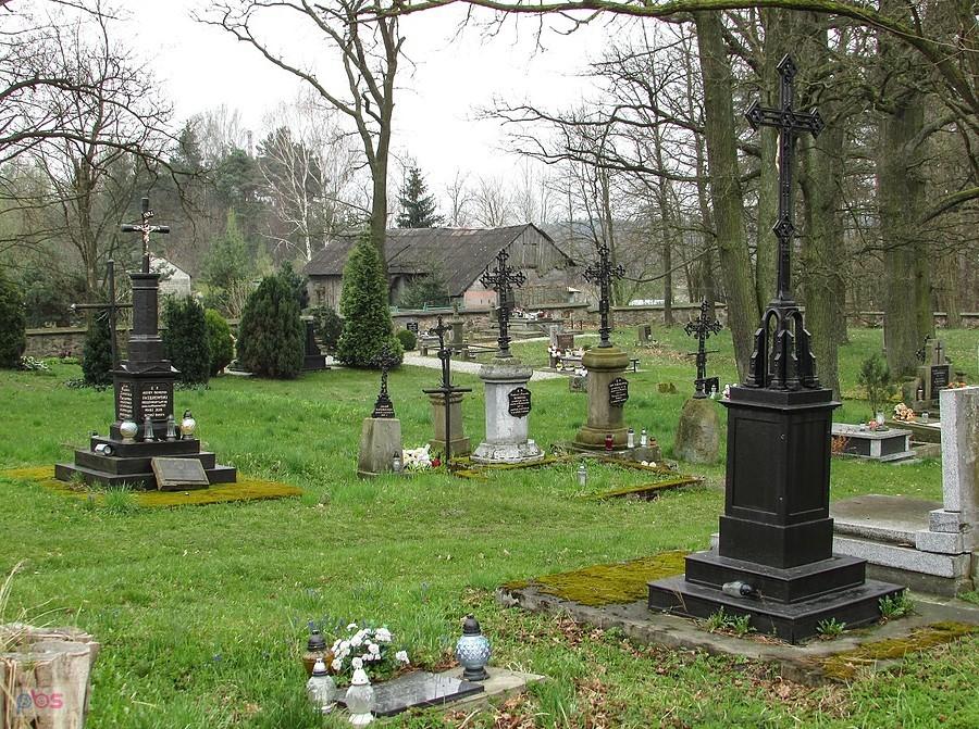 Na starym cmentarzu w Bliżynie widać, że znajdowała się tu huta żeliwa