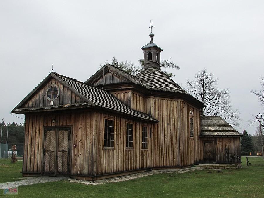Mroczków - modrzewiowy kościółek św. Rocha z 1820 roku