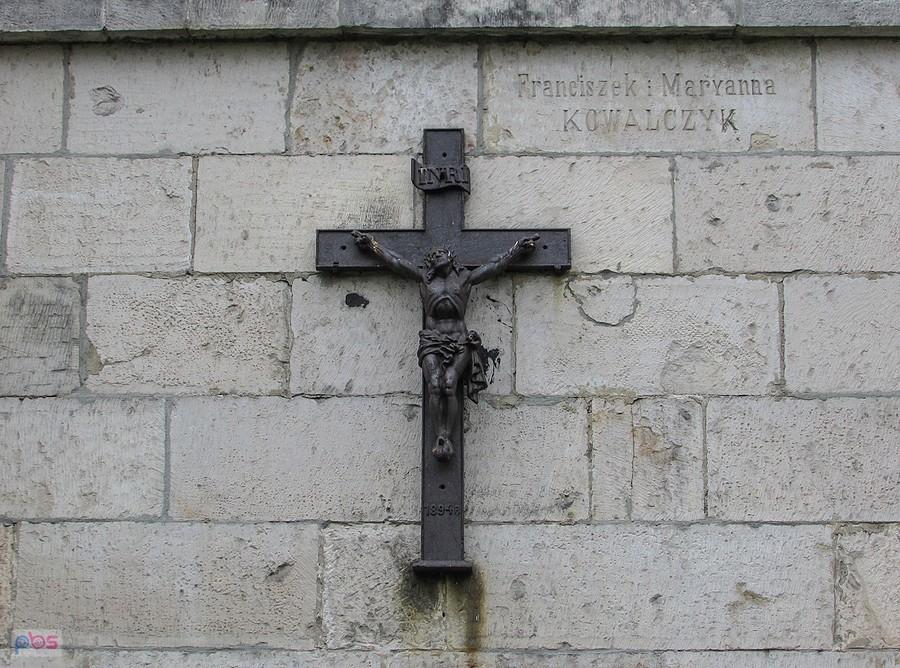 Żeliwny krucyfiks na murze kościoła w Czarnej z inskrypcją fundatorów