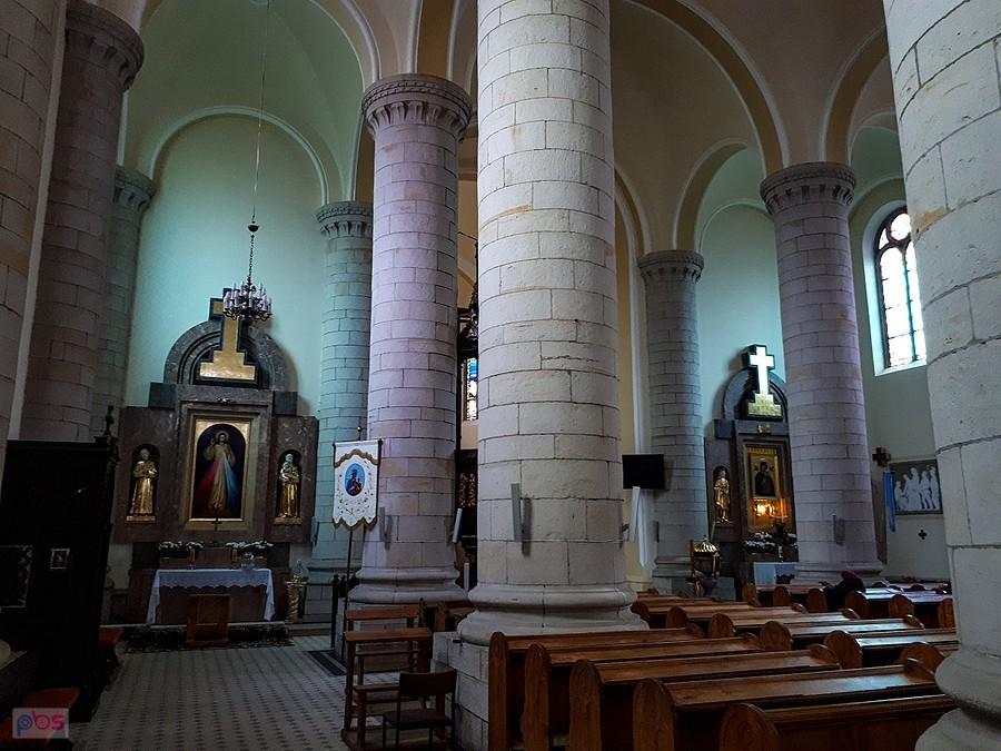 Wnętrze kościoła to wyposarzenie starego drewnianego koscioła przeniesionego pod koniec lat 50. XX w. do Radkowic