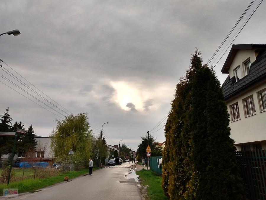 Słońce usiłuje wyjrzeć zza chmur