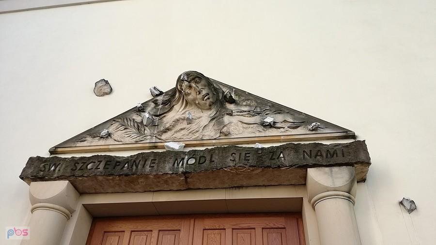 Relief ze świętym Szczepanem nad wejściem do kościoła pod tym wezwaniem- Warszawa Mokotów