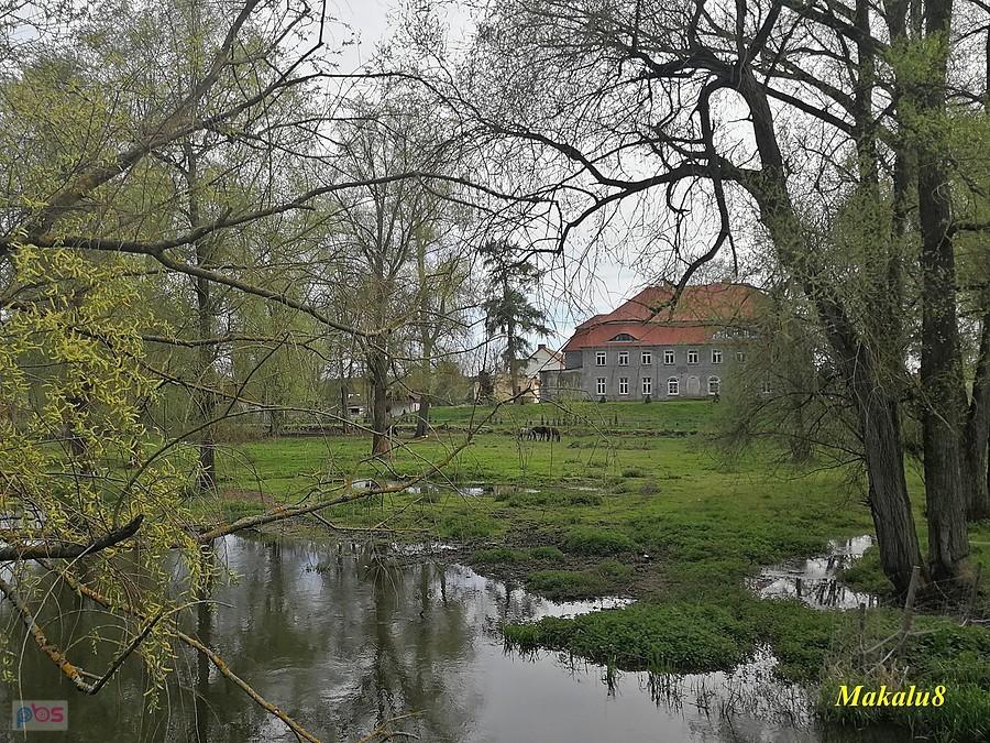 Dwór nad Obrą w Gorzycy lepiej wygląda z daleka.