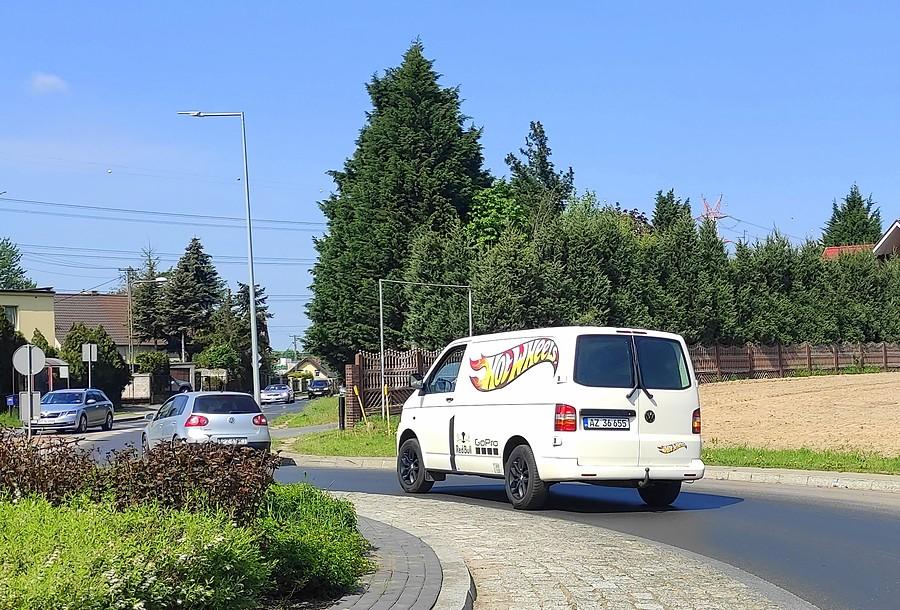 Ten idiota prawie mnie zamienił w miazgę podczas zabawy w gazeciarza. Niestety już nie dogoniłem.
