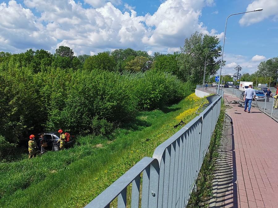 Samochód, strażacy, barierki