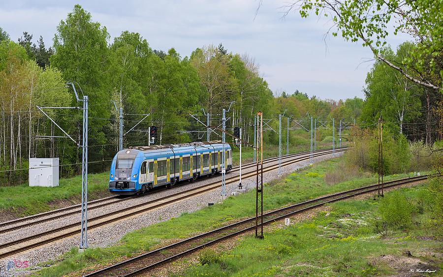 22WEd-012 jako poc. KS 40665 (Częstochowa - Gliwice) na szlaku: Częstochowa Towarowa - Poraj, zbliża się do zbliża się do semaforów wjazdowych Poraja, linia D29-1.