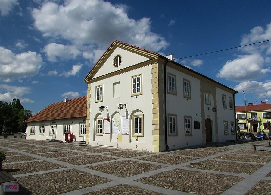 Ratusz na maciejowickim rynku