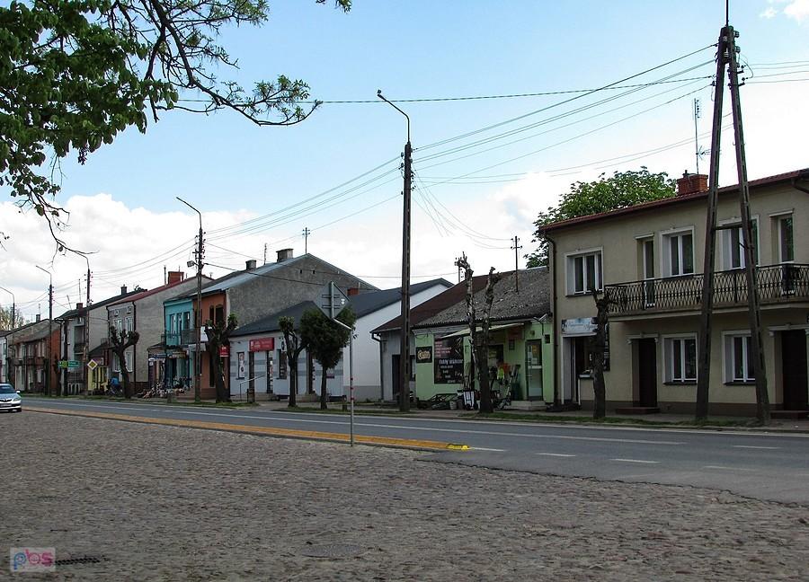 Maciejowice - domy przy zachodniej stronie rynku w porównaniu z odnowionym ratuszem wyglądają dość licho