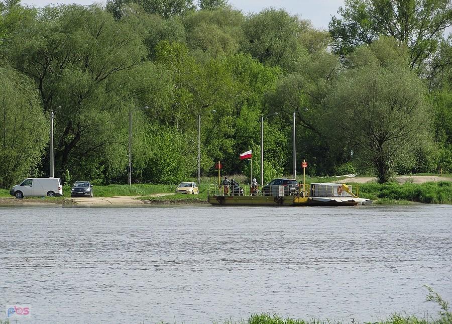 Prom wiślany na przystani w Świerżach Górnych