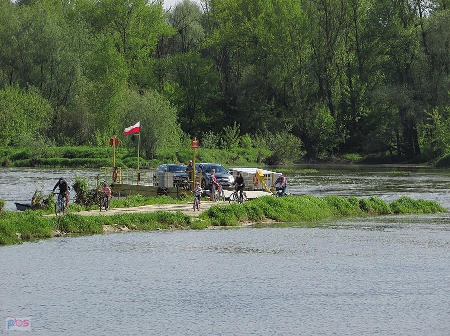 Prom przycumował w Przewozie