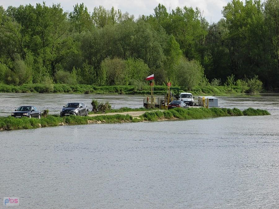 Do przystani promowej w Przewozie prowadzi prawie 200 metrowa wąska ostroga