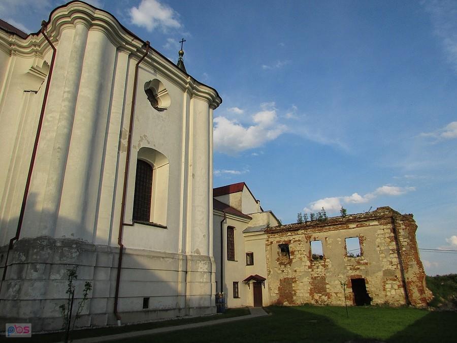Przy kosciele w Opactwie zachowały się resztki murów klasztornych