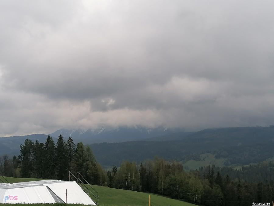 Niespodzianki nie było. Tatry z przełęczy Łapszanka zasnute chmurami.