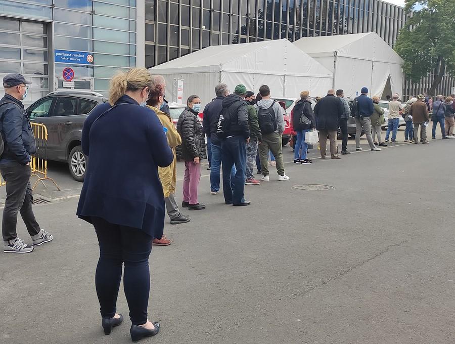 Kolejka na szczepienia na Międzynarodowych Targach Poznańskich