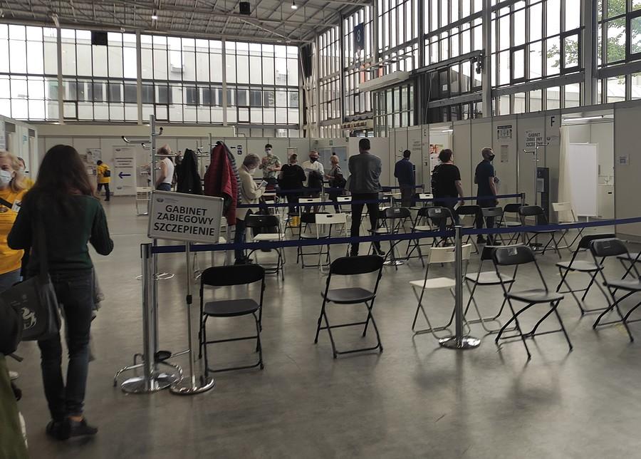 Całkiem dobrze zorganizowany punkt szczepień na poznańskich Targach