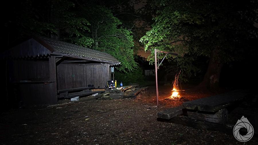 poletko niby-biwakowe z grillem