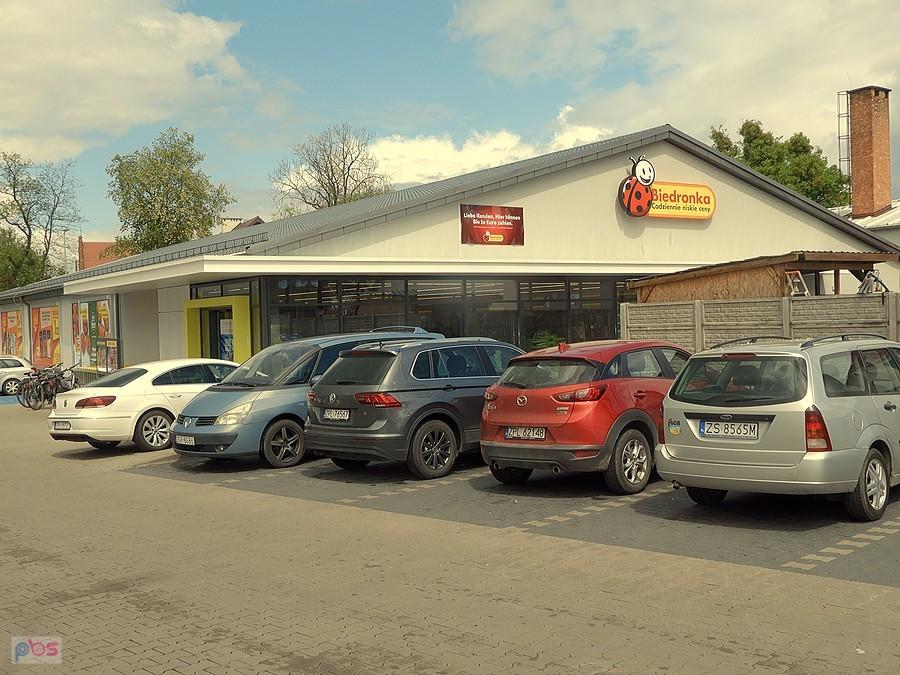 Biedronka w miejscowości Dobra.