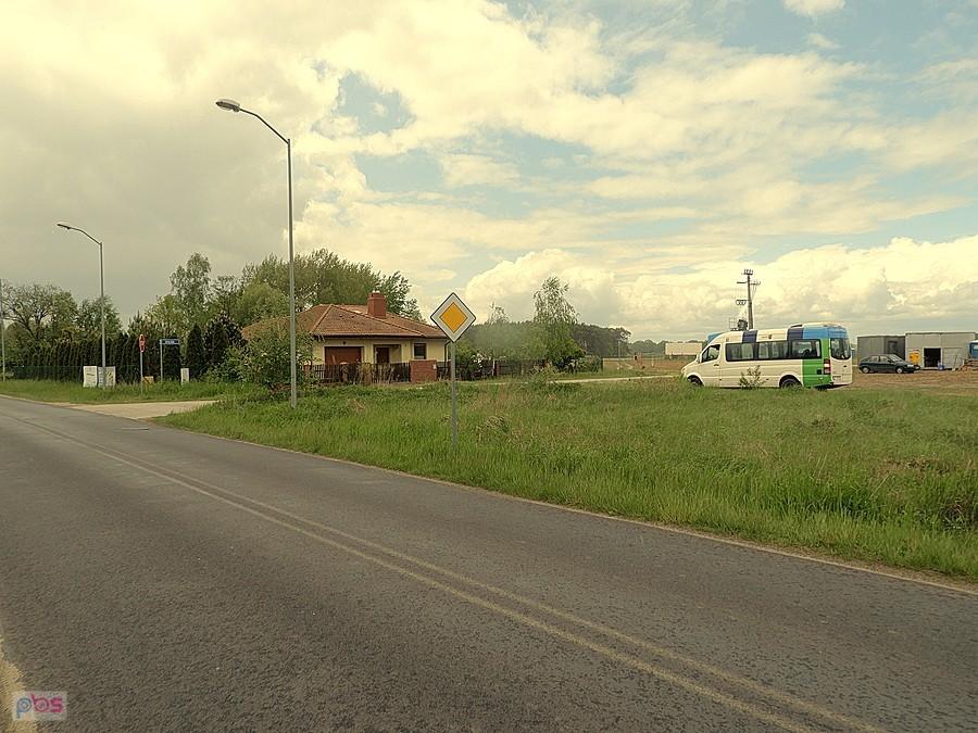 Już pada - na przystanku w Sławoszewie.