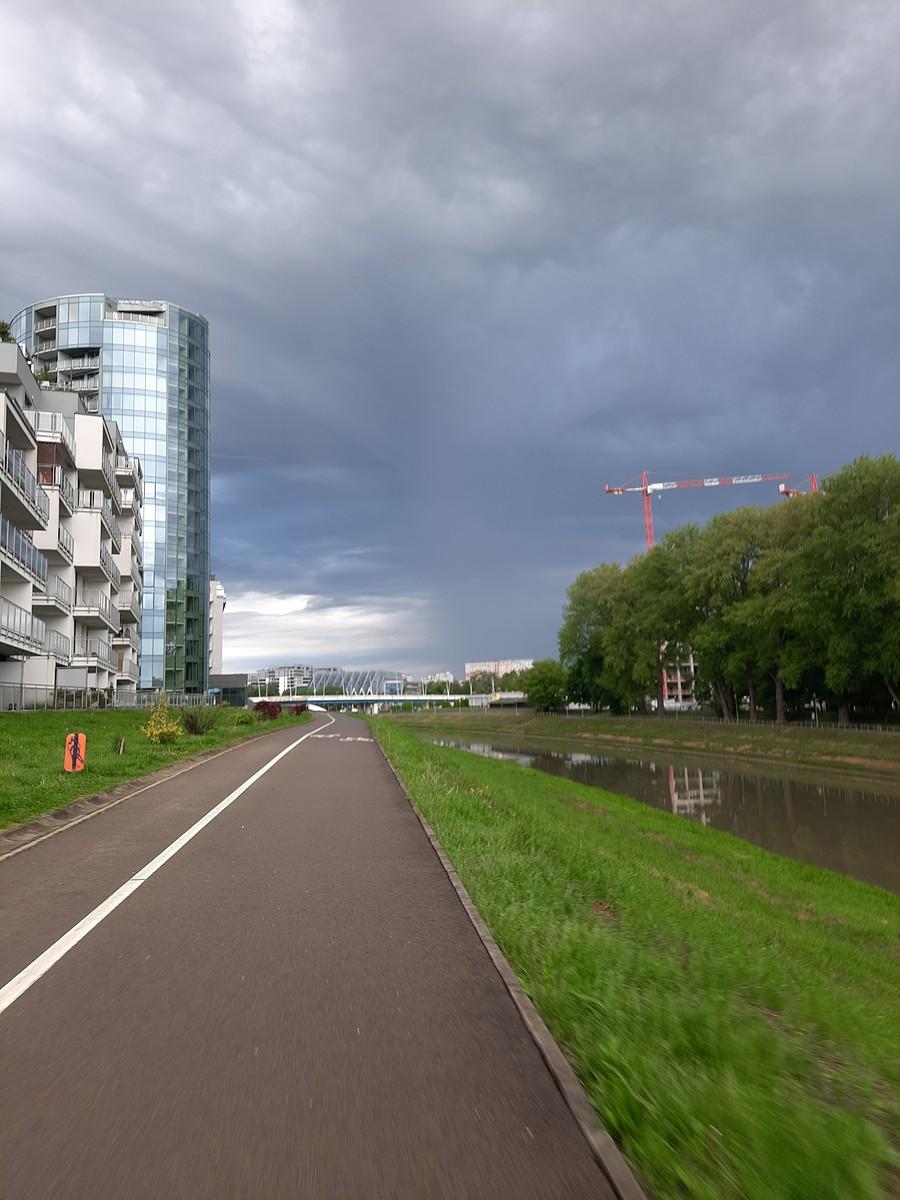 Grad nadciąga.