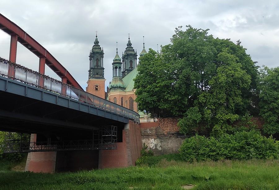 Zerknięcie z dołu na poznańską katedrę